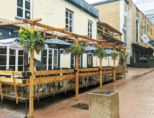 Terrasse et déjeuner sur la rue St-Jean à la Ninkasi